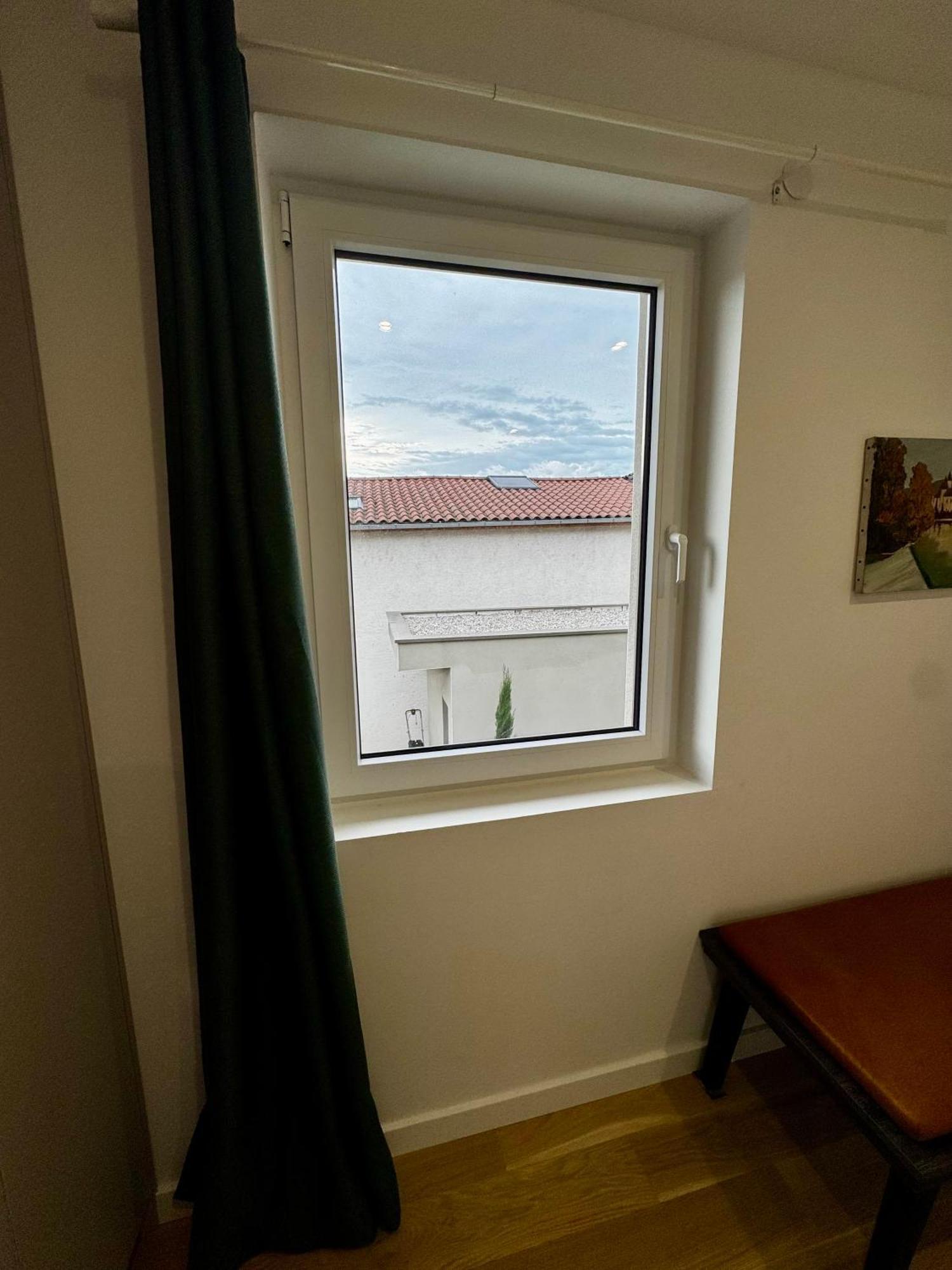 Chambre Privee Climatisee Avec Salle De Bains Partagee-Le Sapin Genay (Rhone) ภายนอก รูปภาพ
